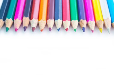 Beyaz arkaplanda renkli kalemler