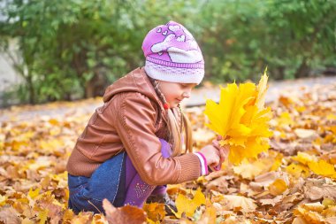 Sonbahar parkında küçük bir kız
