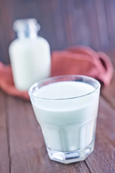 Milch im Glas — Stockfoto