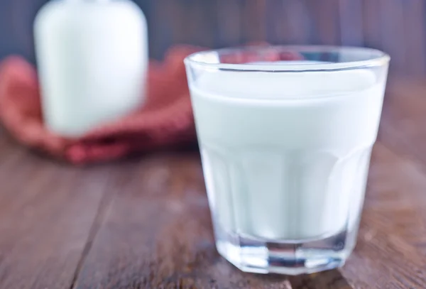 Leche en vaso —  Fotos de Stock