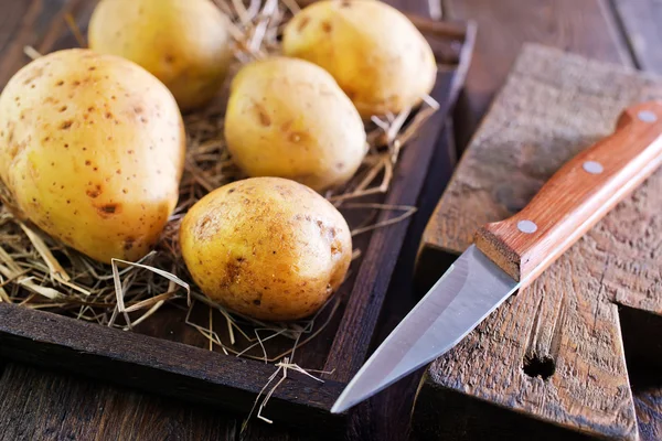 Сира картопля в дерев'яній коробці — стокове фото