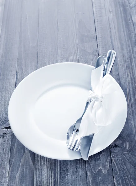 Vit platta, gaffel och kniv — Stockfoto