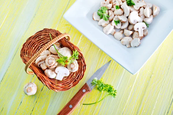 Champignons crus dans le panier — Photo