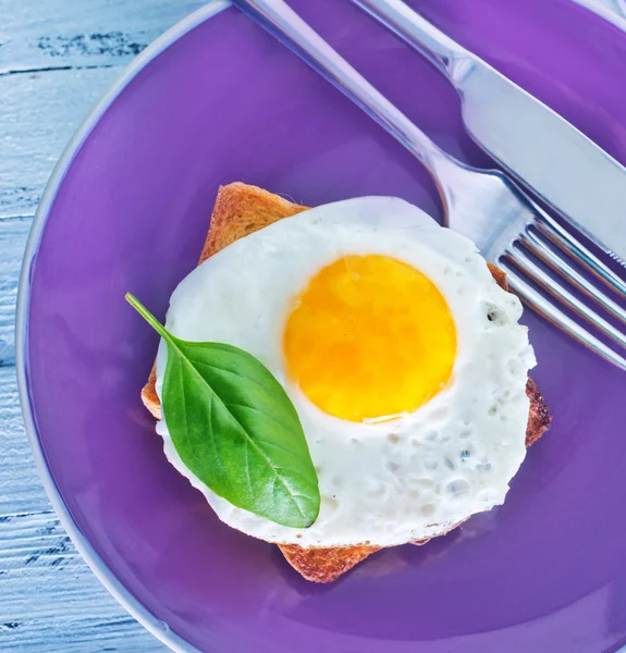 ไข่ทอดและขนมปังปิ้ง — ภาพถ่ายสต็อก