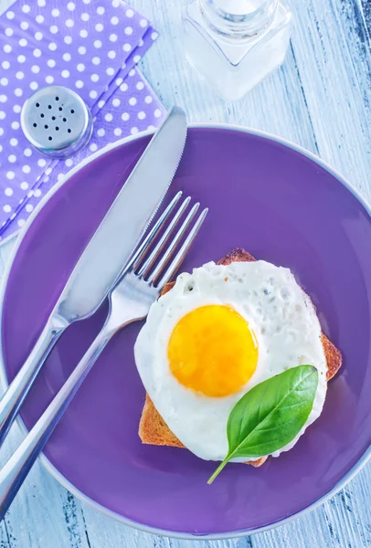 Fried egg and toasts — Stock Photo, Image