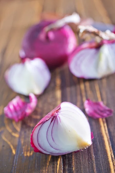 Frische Zwiebel und Messer — Stockfoto