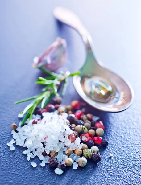 Especiarias de aroma na mesa — Fotografia de Stock