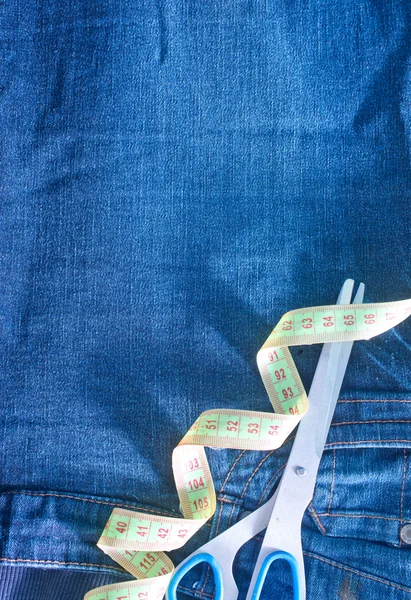 Jeans e nastro di misurazione verde — Foto Stock