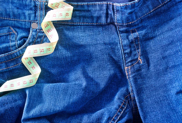 Jeans e nastro di misurazione verde — Foto Stock