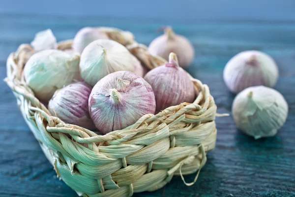 Garlic in basket — Stock Photo, Image