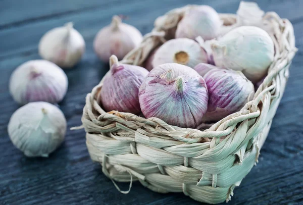 Garlic in basket — Stock Photo, Image