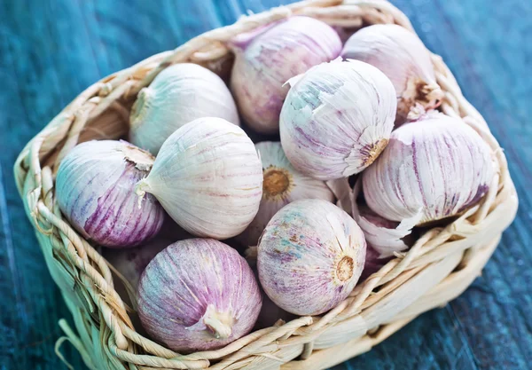 Garlic in basket — Stock Photo, Image