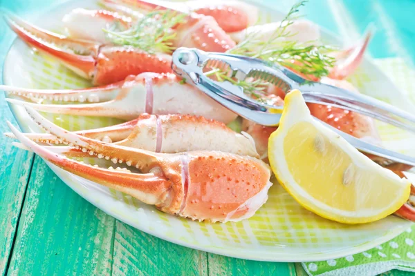 Boiled crab claws with lemon — Stock Photo, Image