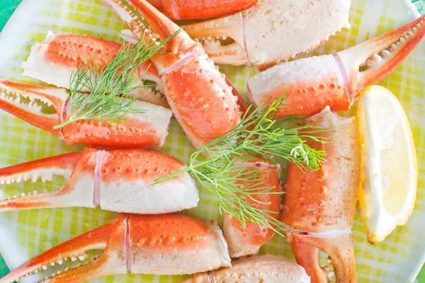 Boiled crab claws with lemon — Stock Photo, Image