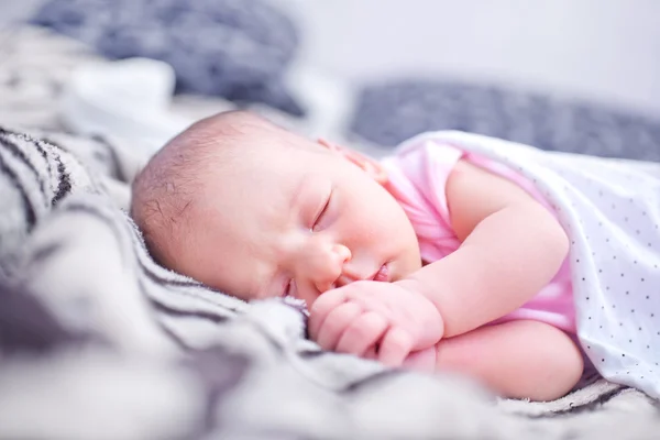 Baby flicka sover på en filt — Stockfoto