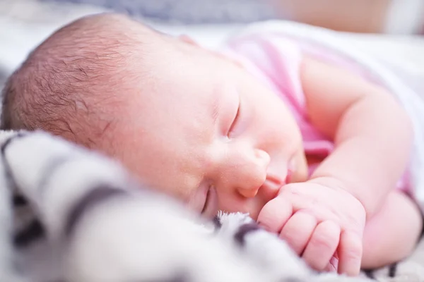 Bébé fille dormir sur une couverture — Photo