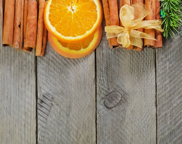 Bâtonnets d'orange et de cannelle tranchés — Photo