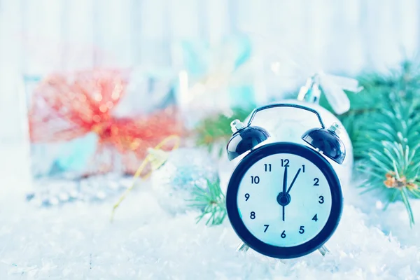 Reloj en el fondo de Navidad — Foto de Stock