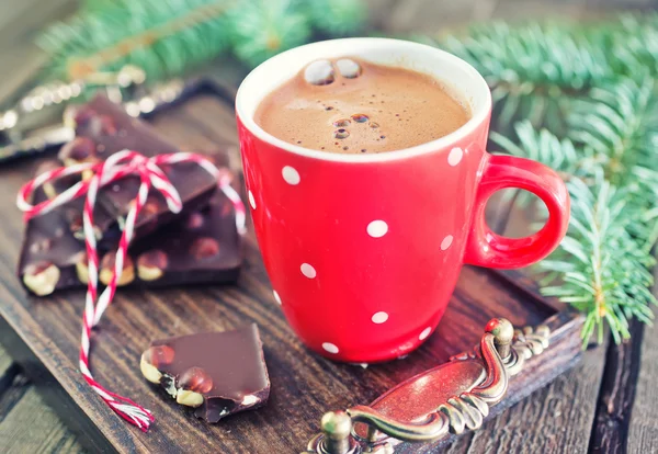 Kakaogetränk und Schokolade mit Nüssen — Stockfoto