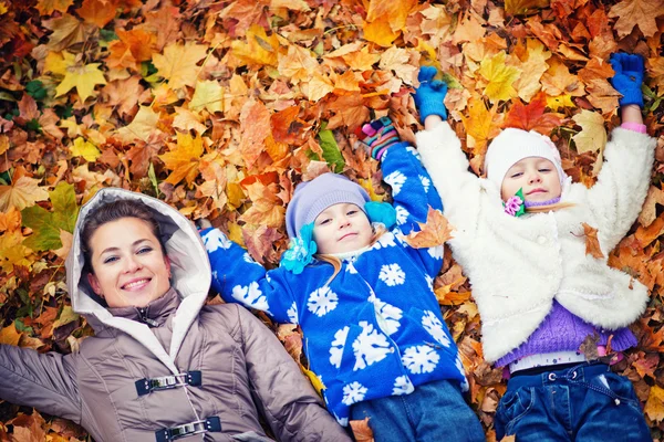 Mama și fiicele ei — Fotografie, imagine de stoc