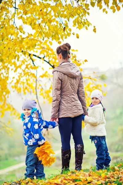 Mutter und ihre Töchter — Stockfoto