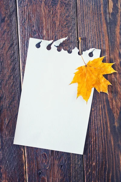 Hojas de otoño y bloc de notas —  Fotos de Stock