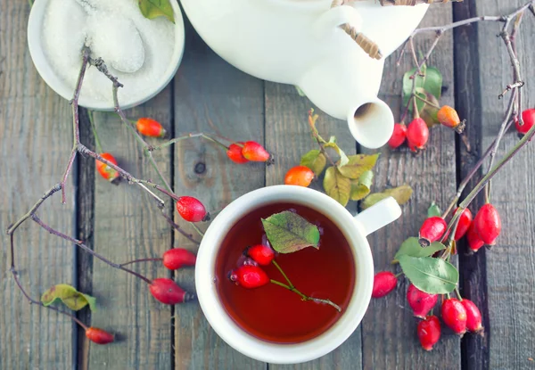 Frischer Tee mit Hagebutten — Stockfoto