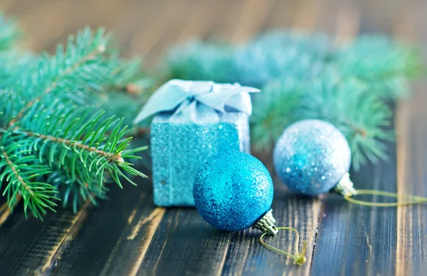 Rama del árbol de Navidad y decoraciones — Foto de Stock