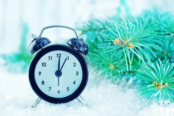 Zegar i Bożego Narodzenia ozdoba — Zdjęcie stockowe