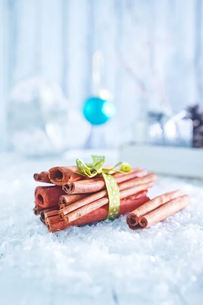 Palitos de canela y decoraciones navideñas — Foto de Stock