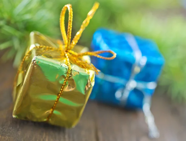 Regalos de Navidad en una mesa —  Fotos de Stock