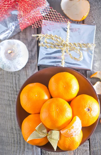 Tangerines and christmas decorations — Stock Photo, Image