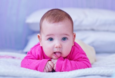 küçük bebek yatakta