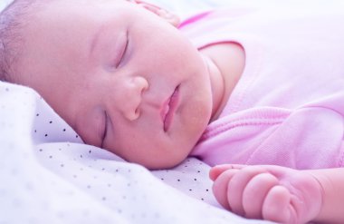 küçük bebek yatakta