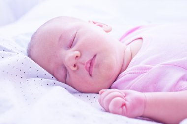 küçük bebek yatakta