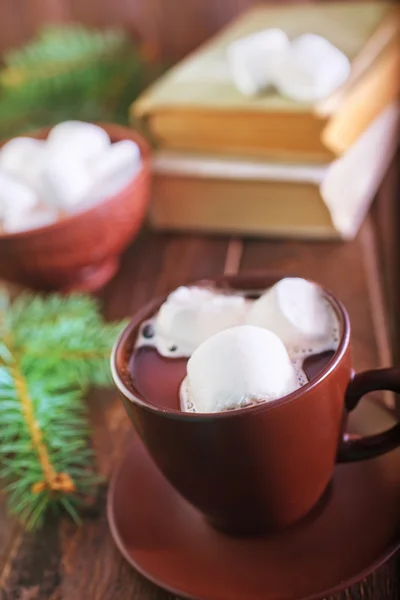 Café con malvaviscos en taza — Foto de Stock