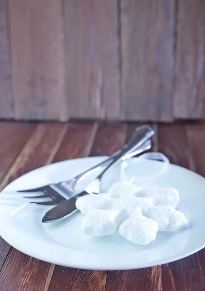 Çatal ve bıçak beyaz tabakta — Stok fotoğraf