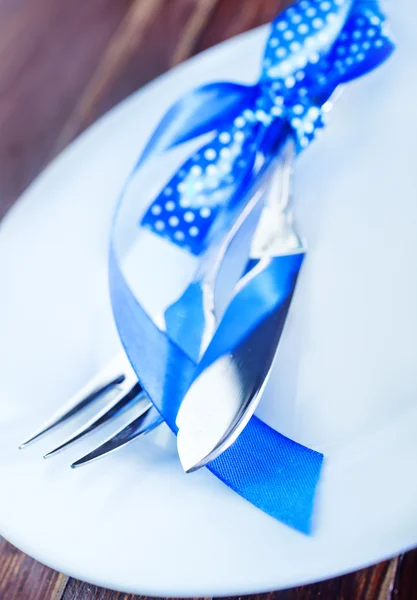 Tenedor y cuchillo en plato blanco — Foto de Stock