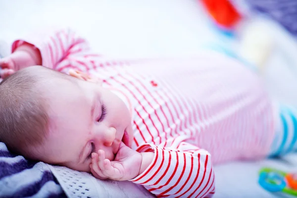 Pequeño bebé en la cama — Foto de Stock