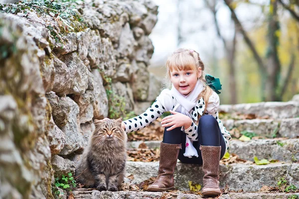 Mignonne petite fille avec chat — Photo