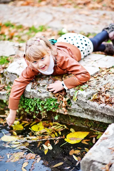 Dívka v podzimním parku — Stock fotografie