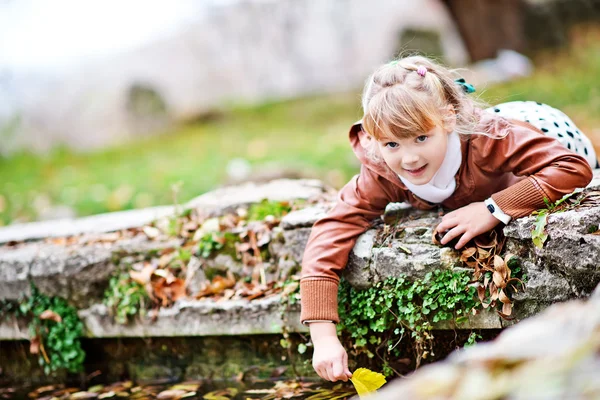 Flicka i höstparken — Stockfoto