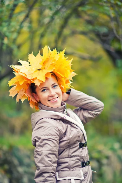 Mujer con hojas de otoño en la cabeza — Foto de Stock