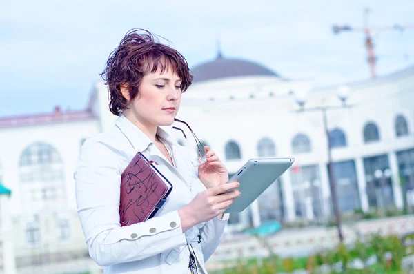 Giovane donna d'affari con tablet PC — Foto Stock