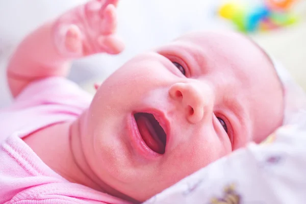 Pequeno bebê na cama — Fotografia de Stock