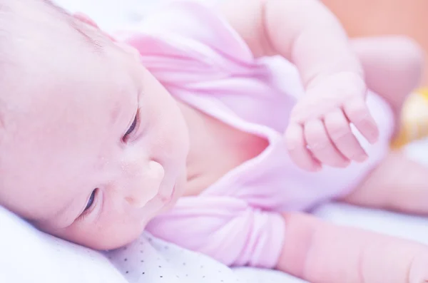 Pequeno bebê na cama — Fotografia de Stock