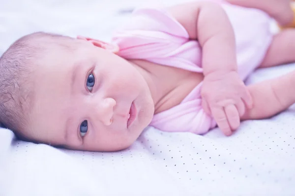 Küçük bebek yatakta — Stok fotoğraf