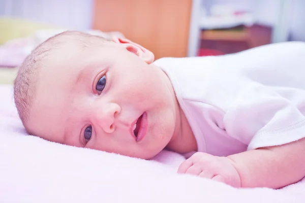 Lilla bebis på sängen — Stockfoto