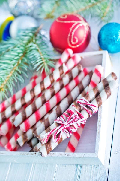 Kerstmis snoepjes in houten kist — Stockfoto