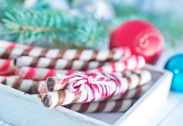 Kerstmis snoepjes in houten kist — Stockfoto